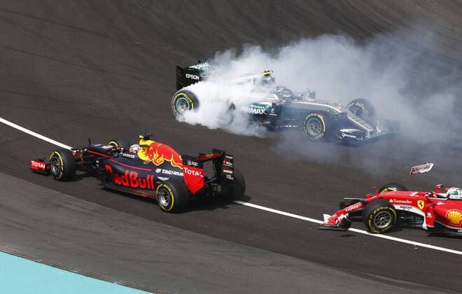 Formel 1, GP Malaysia, Kollision zwischen Vettel und Rosberg Motorsports: FIA Formula One World Championship WM Weltmeisterschaft 2016, Grand Prix of Malaysia, crash between 6 Nico Rosberg (GER, Mercedes AMG Petronas Formula One Team) and 5 Sebastian Vettel (GER, Scuderia Ferrari) during start xHOCHxZWEIx