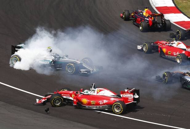 Themen der Woche - SPORT Bilder des Tages - SPORT Formel 1, GP Malaysia, Kollision zwischen Vettel und Rosberg Motorsports: FIA Formula One World Championship WM Weltmeisterschaft 2016, Grand Prix of Malaysia, crash between 6 Nico Rosberg (GER, Mercedes AMG Petronas Formula One Team) and 5 Sebastian Vettel (GER, Scuderia Ferrari) during start xHOCHxZWEIx