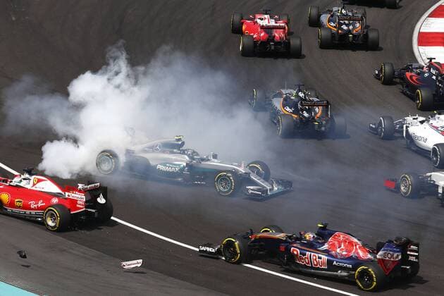 Formel 1, GP Malaysia, Kollision zwischen Vettel und Rosberg Motorsports: FIA Formula One World Championship WM Weltmeisterschaft 2016, Grand Prix of Malaysia, crash between 6 Nico Rosberg (GER, Mercedes AMG Petronas Formula One Team) and 5 Sebastian Vettel (GER, Scuderia Ferrari) during start xHOCHxZWEIx