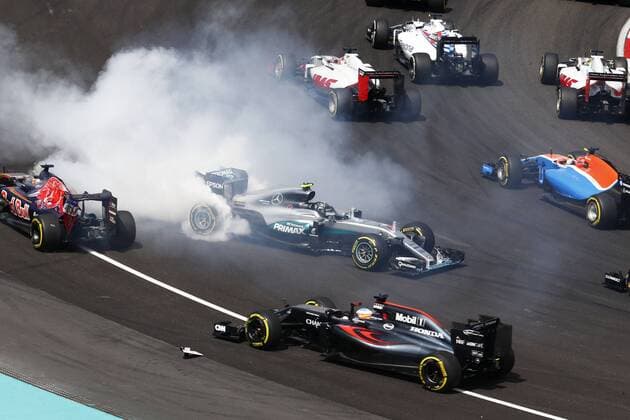 Formel 1, GP Malaysia, Kollision zwischen Vettel und Rosberg Motorsports: FIA Formula One World Championship WM Weltmeisterschaft 2016, Grand Prix of Malaysia, crash between 6 Nico Rosberg (GER, Mercedes AMG Petronas Formula One Team) and 5 Sebastian Vettel (GER, Scuderia Ferrari) during start xHOCHxZWEIx