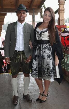 Douglas COSTA (Bayern Muenchen) mit Ehefrau Louisa Ramos, Fussball FC Bayern Muenchen, traditioneller Oktoberfestbesuch in der Kaefer Schenke, am 02.10.2016 in Muenchen Deutschland.