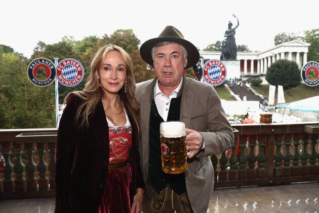 Carlo ANCELOTTI (Trainer FCB) mit Ehefrau Mariann Barrena McClay,Masskrug,Mass Bier, Fussball FC Bayern Muenchen, traditioneller Oktoberfestbesuch in der Kaefer Schenke, am 02.10.2016 in Muenchen Deutschland.