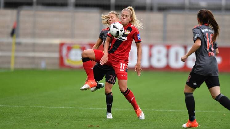 Zweikampf Nina Ehegötz (Bayer 04 Leverkusen) (11) Leonie Maier (FC Bayern Muenchen, Leo Maier), Fussball, Allianz Frauen-Bundesliga, Bayer 04 Leverkusen - FC Bayern München, xmkx