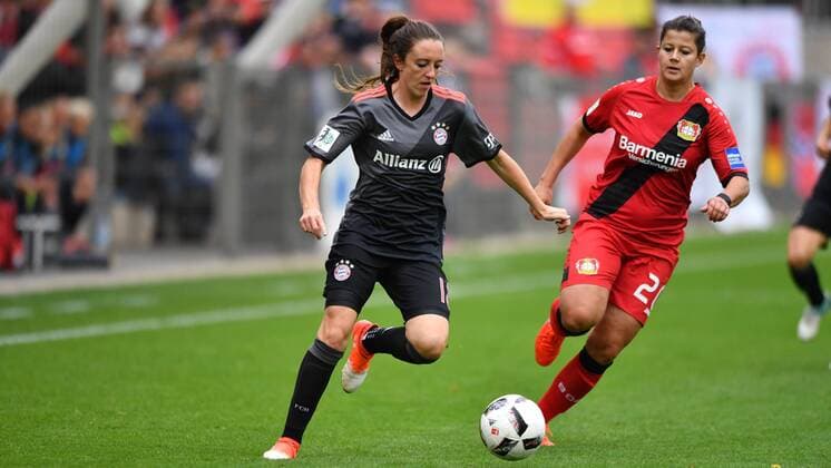 Lisa Evans (FC Bayern Muenchen) in Aktion, in Action vor Gentjana Rochi (Bayer 04 Leverkusen) (20), Fussball, Allianz Frauen-Bundesliga, Bayer 04 Leverkusen - FC Bayern München, xmkx