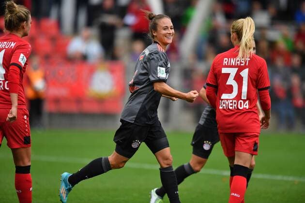 Jubel, Freuen, celebrate, happy, cheer , Goal Celebration Gina Lewandowski (FC Bayern Muenchen) nach 0:1, Fussball, Allianz Frauen-Bundesliga, Bayer 04 Leverkusen - FC Bayern München, xmkx