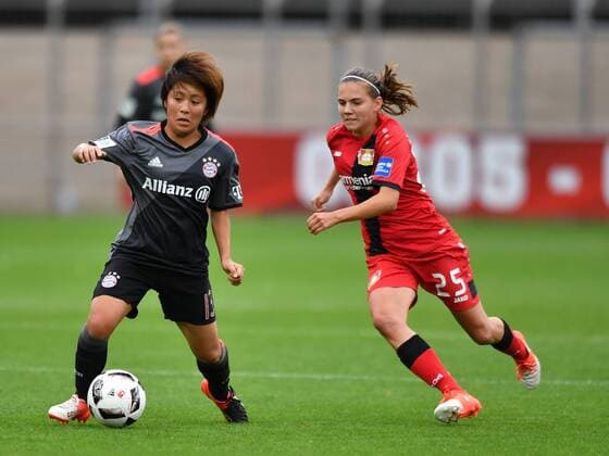 Mana Iwabuchi (FC Bayern Muenchen) im Duell mit Rieke Dieckmann (Bayer 04 Leverkusen) (25), Fussball, Allianz Frauen-Bundesliga, Bayer 04 Leverkusen - FC Bayern München, xmkx