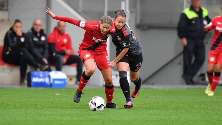 Zweikampf Annike Krahn (Bayer 04 Leverkusen) (5) mit Sara Daebritz (FC Bayern Muenchen), Fussball, Allianz Frauen-Bundesliga, Bayer 04 Leverkusen - FC Bayern München, xmkx
