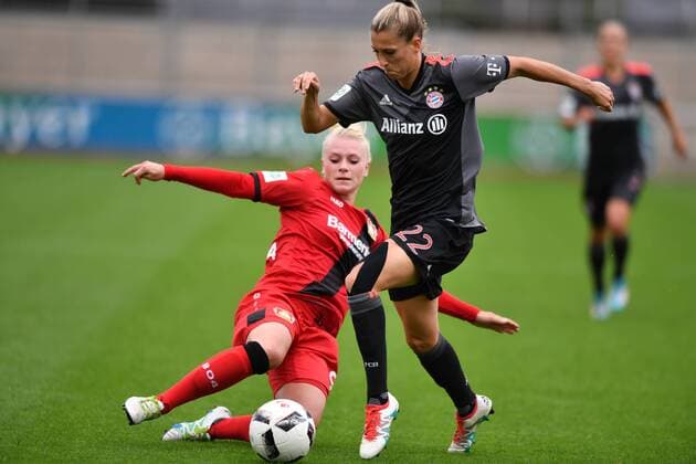Zweikampf , Foul Merle Barth (Bayer 04 Leverkusen) (9) an Verena Faisst (FC Bayern Muenchen), Fussball, Allianz Frauen-Bundesliga, Bayer 04 Leverkusen - FC Bayern München, xmkx