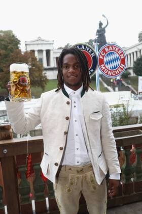 Renato SANCHES (Bayern Muenchen),Masskrug,Mass Bier, Fussball FC Bayern Muenchen, traditioneller Oktoberfestbesuch in der Kaefer Schenke, am 02.10.2016 in Muenchen Deutschland.