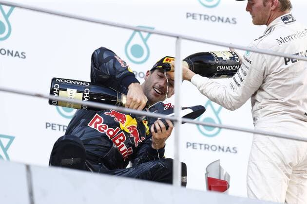 Motorsports: FIA Formula One World Championship WM Weltmeisterschaft 2016, Grand Prix of Malaysia, 3 Daniel Ricciardo (AUS, Red Bull Racing), 6 Nico Rosberg (GER, Mercedes AMG Petronas Formula One Team), xHOCHxZWEIx