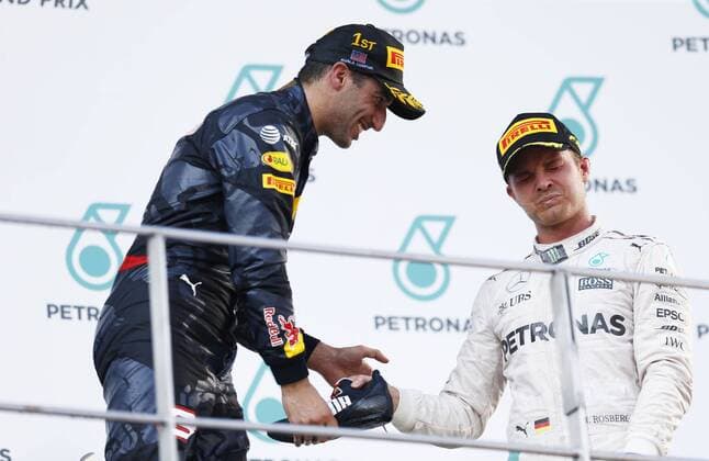Motorsports: FIA Formula One World Championship WM Weltmeisterschaft 2016, Grand Prix of Malaysia, 3 Daniel Ricciardo (AUS, Red Bull Racing), 6 Nico Rosberg (GER, Mercedes AMG Petronas Formula One Team), xHOCHxZWEIx