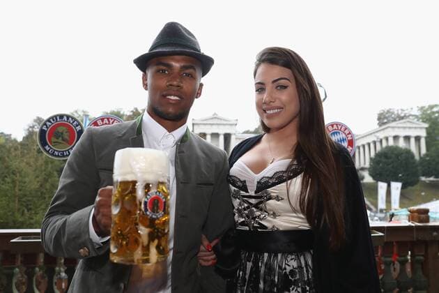 Douglas COSTA (Bayern Muenchen) mit Ehefrau Louise,Mass Bier,Masskrug, Fussball FC Bayern Muenchen, traditioneller Oktoberfestbesuch in der Kaefer Schenke, am 02.10.2016 in Muenchen Deutschland.