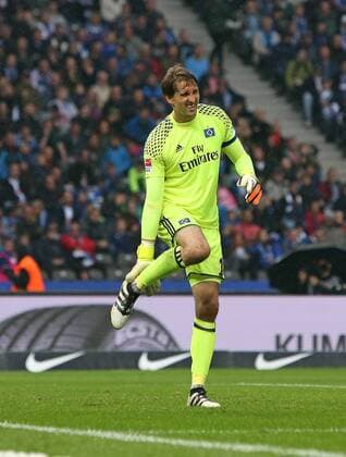 01.10.2016, Fussball 1.Bundesliga 2016 2017, 6.Spieltag, Hertha BSC Berlin - Hamburger SV, im Olympiastadion Berlin. Torwart Rene Adler (Hamburg) greift sich an den Knöchel 