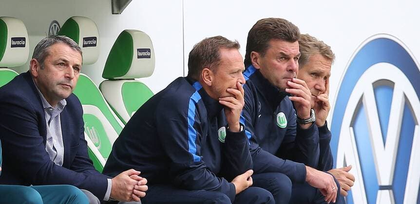Manager Klaus Allofs und Cheftrainer Dieter Hecking (VfL Wolfsburg) unzufrieden auf der bank