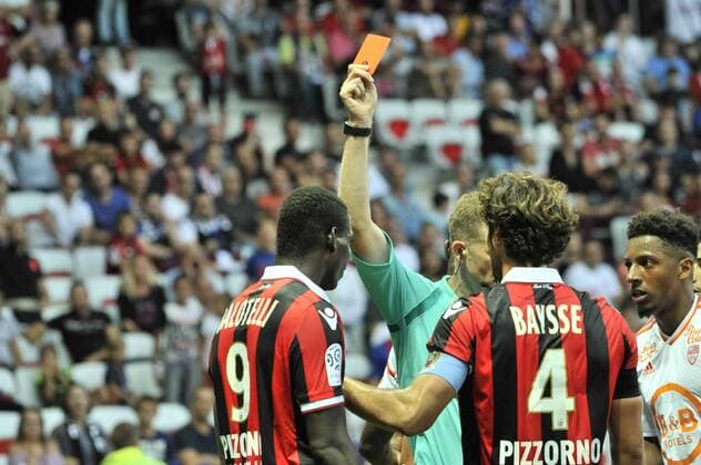 Fußball, OGC Nizza - FC Lorient Mario Balotelli (ogcnice) - Olivier Thual (referee) - carton rouge FOOTBALL : OGC Nice vs FC Lorient - Ligue 1 - 02 10 2016 NorbertScanella Panoramic 