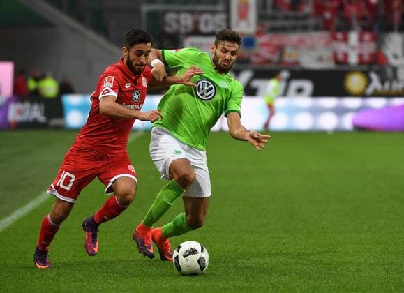 02.10.2016, xjhx, Fussball 1.Bundesliga,VfL Wolfsburg - FSV Mainz 05, emspor , v.l. Yunus Malli (FSV Mainz 05), Daniel Caliguiri (VfL Wolfsburg) Wolfsburg