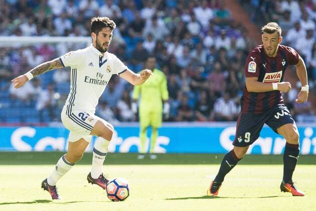Real Madrid s player Francisco Roman Isco and Eibar FC s player Sergi Enrich during a match of La Liga Santander at Santiago Bernabeu Stadium in Madrid. October 02, Spain. 2016.  (20161002091)