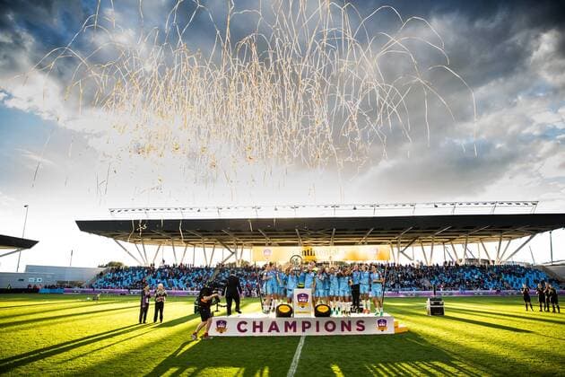 02.10.2016. Academy Stadium, Manchester, England. FA Womens Super League Continental Tyres Cup Final. Manchester City Women versus Birmingham Ladies. Streamers fly over Manchester City Women as they celebrate their win. xTimxWilliamsx  ActionPlus11796115