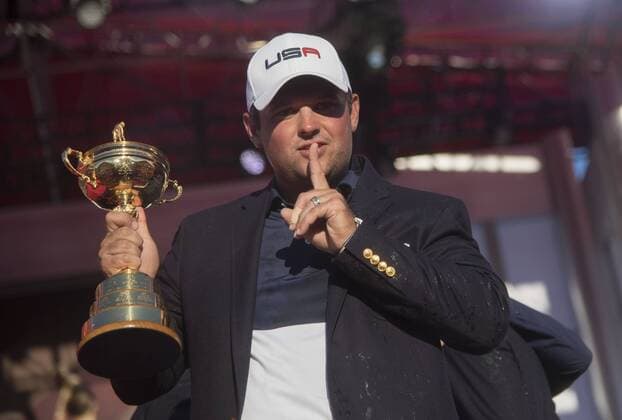 Bilder des Tages - SPORT USA team member Patrick Reed celebrates with the Ryder Cup after the United States defeated Europe 17-11 to win the 2016 Ryder Cup at Hazeltine National Golf Club in Chaska, Minnesota on October 2, 2016. USA defeated Europe for the first time since 2008.  MIN20161002335 KEVINxDIETSCH