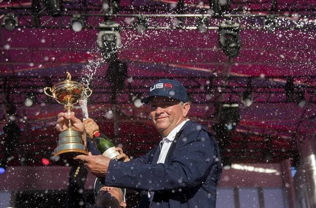 Themen der Woche - SPORT Bilder des Tages - SPORT USA team captain David Love III celebrates with the trophy after the United States defeated Europe 17-11 to win the 2016 Ryder Cup at Hazeltine National Golf Club in Chaska, Minnesota on October 2, 2016. USA defeated Europe for the first time since 2008.  MIN20161002346 KEVINxDIETSCH