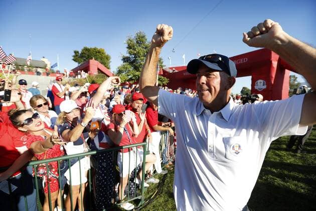 October 2, 2016 - Chaska, MN, USA - Tom Lehman celebrates with fans on Sunday, Oct. 2, 2016 at the Hazeltine National Golf Club in Chaska, Minn. Ryder Cup staying as United States closes out Europe; first victory since 2008 - ZUMAm67_