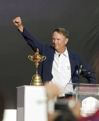 October 2, 2016: Chaska, MN, USA; Davis Love III, captain of Team USA celebrates the win over Team Europe during presentation ceremony of the 2016 Ryder Cup at Hazeltine National Golf Club in Chaska, MN. Team USA wins 17-11 over Team Europe.(Photo by Marilyn Indahl Icon Sportswire) GOLF: OCT 02 PGA Golf Herren - Ryder Cup - Day Three Icon198161002002 EDITORIAL USE ONLY