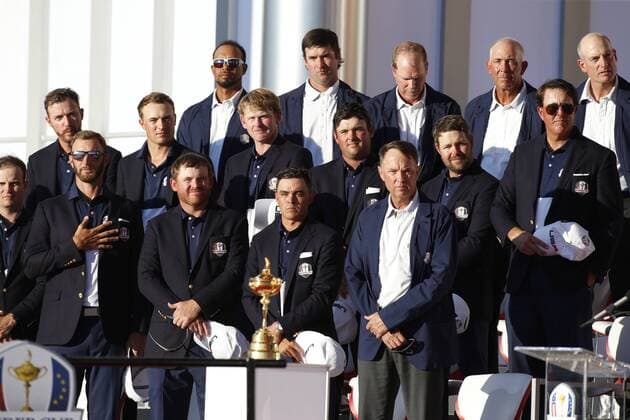 Oct 2, 2016: Chaska, MN, USA; Team USA stands in remembrance of Arnold Palmer at the trophy presentation at the end of the Day 3 Final Round matches for the 2016 Ryder Cup at Hazeltine National Golf Club. (Photo by Brian Spurlock Icon Sportswire) GOLF: OCT 02 PGA Golf Herren - Ryder Cup - Day Three Icon1610028797 EDITORIAL USE ONLY