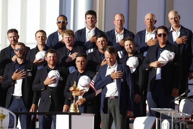 Oct 2, 2016: Chaska, MN, USA; Team USA stands during the playing of the National Anthem at the trophy presentation at the end of the Day 3 Final Round matches for the 2016 Ryder Cup at Hazeltine National Golf Club. (Photo by Brian Spurlock Icon Sportswire) GOLF: OCT 02 PGA Golf Herren - Ryder Cup - Day Three Icon1610028798 EDITORIAL USE ONLY