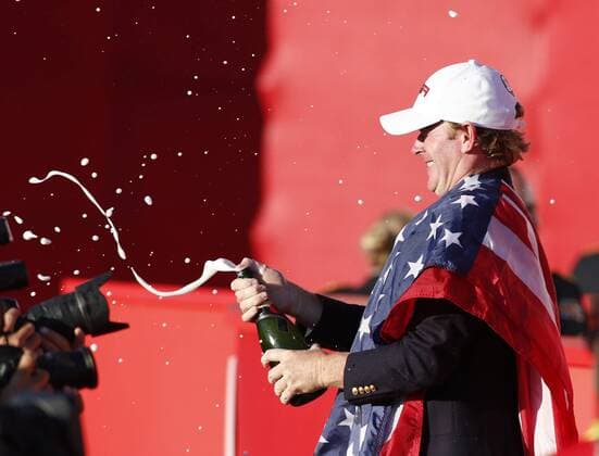 Golf, Ryder Cup 2016 in Chaska Oct 2, 2016: Chaska, MN, USA; Brandt Snedeker sprays champagne at the trophy presentation following the Final Round matches for the 2016 Ryder Cup at Hazeltine National Golf Club. (Photo by Brian Spurlock Icon Sportswire) GOLF: OCT 02 PGA Golf Herren - Ryder Cup - Day Three Icon1610028802 EDITORIAL USE ONLY