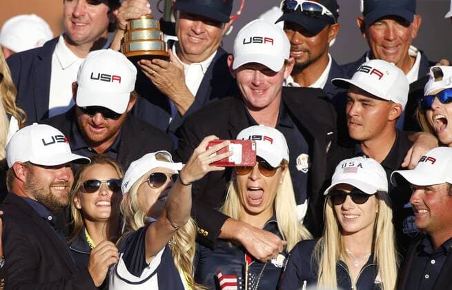 Oct 2, 2016: Chaska, MN, USA; Ryan Moore s wife takes a selfie with the team and player s wives and girlfriends at the trophy presentation following the Final Round matches for the 2016 Ryder Cup at Hazeltine National Golf Club. (Photo by Brian Spurlock Icon Sportswire) GOLF: OCT 02 PGA Golf Herren - Ryder Cup - Day Three Icon1610028811 EDITORIAL USE ONLY