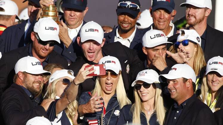 Golf, Ryder Cup 2016 in Chaska Oct 2, 2016: Chaska, MN, USA; Ryan Moore s wife takes a selfie with the team and player s wives and girlfriends at the trophy presentation following the Final Round matches for the 2016 Ryder Cup at Hazeltine National Golf Club. (Photo by Brian Spurlock Icon Sportswire) GOLF: OCT 02 PGA Golf Herren - Ryder Cup - Day Three Icon1610028812 EDITORIAL USE ONLY