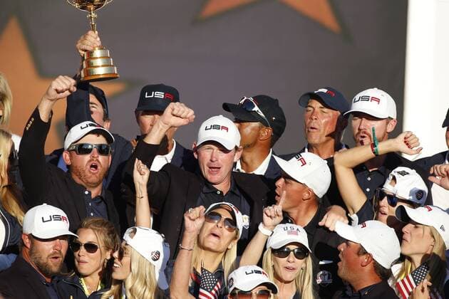 Bilder des Tages - SPORT Oct 2, 2016: Chaska, MN, USA; Brandt Snedeker celebrates with the team and the player s wives and girlfriends at the trophy presentation following the Final Round matches for the 2016 Ryder Cup at Hazeltine National Golf Club. (Photo by Brian Spurlock Icon Sportswire) GOLF: OCT 02 PGA Golf Herren - Ryder Cup - Day Three Icon1610028813 EDITORIAL USE ONLY