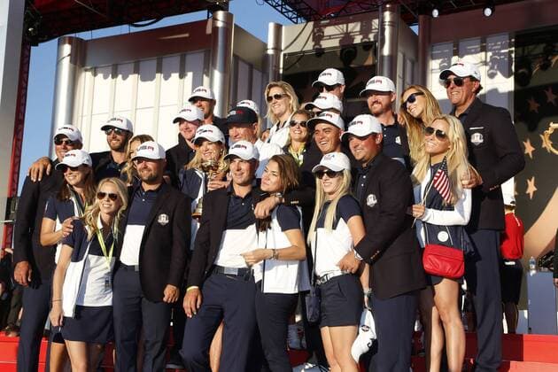 Golf, Ryder Cup 2016 in Chaska Oct 2, 2016: Chaska, MN, USA; Team USA poses for a group photo at the trophy presentation following the Final Round matches for the 2016 Ryder Cup at Hazeltine National Golf Club. (Photo by Brian Spurlock Icon Sportswire) GOLF: OCT 02 PGA Golf Herren - Ryder Cup - Day Three Icon1610028820 EDITORIAL USE ONLY