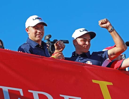Oct 2, 2016: Chaska, MN, USA; Jordan Spieth and Rickie Fowler celebrate on a bridge after winning the Ryder Cup during the Day 3 Final Round matches for the 2016 Ryder Cup at Hazeltine National Golf Club. (Photo by Brian Spurlock Icon Sportswire) GOLF: OCT 02 PGA Golf Herren - Ryder Cup - Day Three Icon1610028846 EDITORIAL USE ONLY