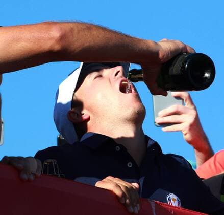 Golf, Ryder Cup 2016 in Chaska Oct 2, 2016: Chaska, MN, USA; Phil Mickelson pours champagne into Jordan Spieth s mouth as they celebrate on a bridge after winning the Ryder Cup during the Day 3 Final Round matches for the 2016 Ryder Cup at Hazeltine National Golf Club. (Photo by Brian Spurlock Icon Sportswire) GOLF: OCT 02 PGA Golf Herren - Ryder Cup - Day Three Icon1610028849 EDITORIAL USE ONLY
