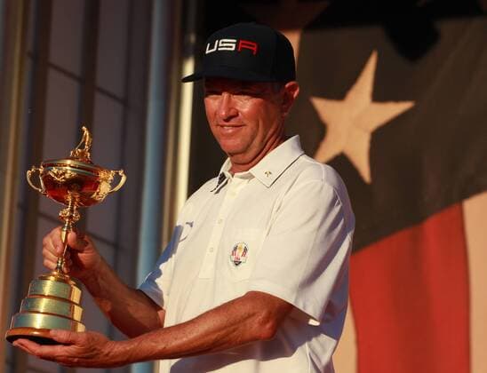 Oct 2, 2016: Chaska, MN, USA; Davis Love III holds the Ryder Cup after winning the Ryder Cup during the Day 3 Final Round matches for the 2016 Ryder Cup at Hazeltine National Golf Club. (Photo by Brian Spurlock Icon Sportswire) GOLF: OCT 02 PGA Golf Herren - Ryder Cup - Day Three Icon1610028857 EDITORIAL USE ONLY
