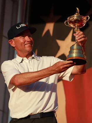 Oct 2, 2016: Chaska, MN, USA; Davis Love III holds the Ryder Cup after winning the Ryder Cup during the Day 3 Final Round matches for the 2016 Ryder Cup at Hazeltine National Golf Club. (Photo by Brian Spurlock Icon Sportswire) GOLF: OCT 02 PGA Golf Herren - Ryder Cup - Day Three Icon1610028859 EDITORIAL USE ONLY