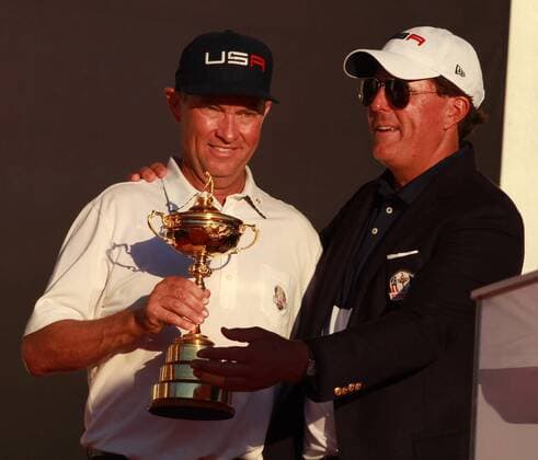 Oct 2, 2016: Chaska, MN, USA; Davis Love III and Phil Mickelson hold the Ryder Cup after winning the Ryder Cup during the Day 3 Final Round matches for the 2016 Ryder Cup at Hazeltine National Golf Club. (Photo by Brian Spurlock Icon Sportswire) GOLF: OCT 02 PGA Golf Herren - Ryder Cup - Day Three Icon1610028860 EDITORIAL USE ONLY
