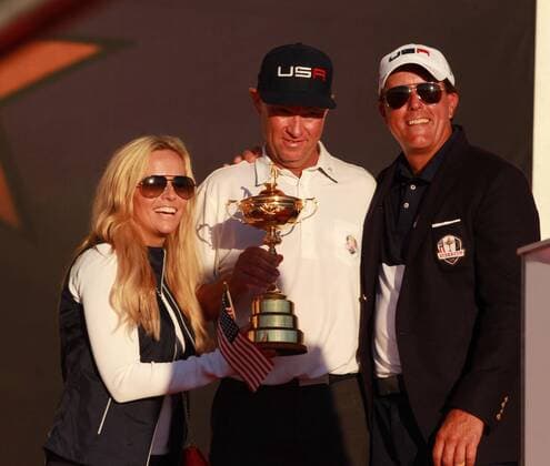 Bilder des Tages - SPORT Oct 2, 2016: Chaska, MN, USA; Davis Love III and Phil Mickelson with his wife Amy pose for a photo with the Ryder Cup after winning the Ryder Cup during the Day 3 Final Round matches for the 2016 Ryder Cup at Hazeltine National Golf Club. (Photo by Brian Spurlock Icon Sportswire) GOLF: OCT 02 PGA Golf Herren - Ryder Cup - Day Three Icon1610028861 EDITORIAL USE ONLY