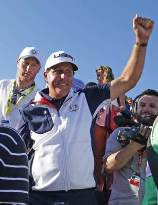 Oct 2, 2016: Chaska, MN, USA; Phil Mickelson celebrates after Team USA won the Ryder Cup during the Day 3 Final Round matches for the 2016 Ryder Cup at Hazeltine National Golf Club. (Photo by Brian Spurlock Icon Sportswire) GOLF: OCT 02 PGA Golf Herren - Ryder Cup - Day Three Icon1610028878 EDITORIAL USE ONLY