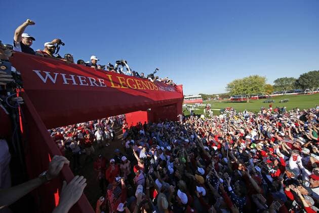 Bilder des Tages - SPORT Oct 2, 2016: Chaska, MN, USA; Brandt Snedeker and Jordan Spieth celebrate on the bridge after Team USA won the Ryder Cup during the Day 3 Final Round matches for the 2016 Ryder Cup at Hazeltine National Golf Club. (Photo by Brian Spurlock Icon Sportswire) GOLF: OCT 02 PGA Golf Herren - Ryder Cup - Day Three Icon1610028876 EDITORIAL USE ONLY
