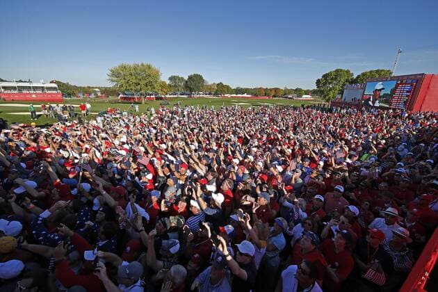 Golf, Ryder Cup 2016 in Chaska Oct 2, 2016: Chaska, MN, USA; Fans celebrate after Team USA won the Ryder Cup during the Day 3 Final Round matches for the 2016 Ryder Cup at Hazeltine National Golf Club. (Photo by Brian Spurlock Icon Sportswire) GOLF: OCT 02 PGA Golf Herren - Ryder Cup - Day Three Icon1610028877 EDITORIAL USE ONLY