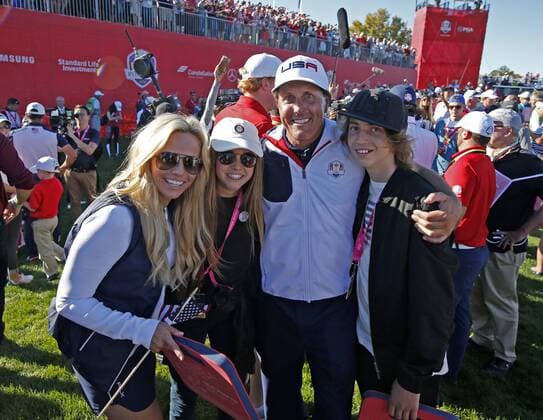 Bilder des Tages - SPORT Oct 2, 2016: Chaska, MN, USA; Phil Mickelson poses for a photo with his family after Team USA won the Ryder Cup during the Day 3 Final Round matches for the 2016 Ryder Cup at Hazeltine National Golf Club. (Photo by Brian Spurlock Icon Sportswire) GOLF: OCT 02 PGA Golf Herren - Ryder Cup - Day Three Icon1610028870 EDITORIAL USE ONLY