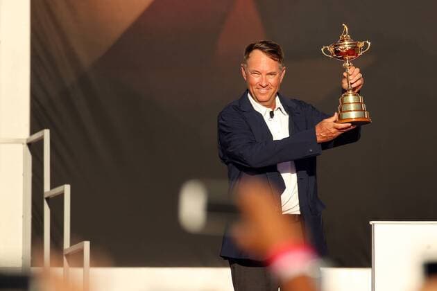 GOLF - Ryder Cup 2016 CHASKA,MINNESOTA,USA,02.OKT.16 - GOLF - Ryder Cup, Hazeltine National Golf Club, award ceremony. Image shows captain Davis Love III (USA) and the trophy. Keywords: trophy. GEPAxpictures xDanielxGoetzhaber