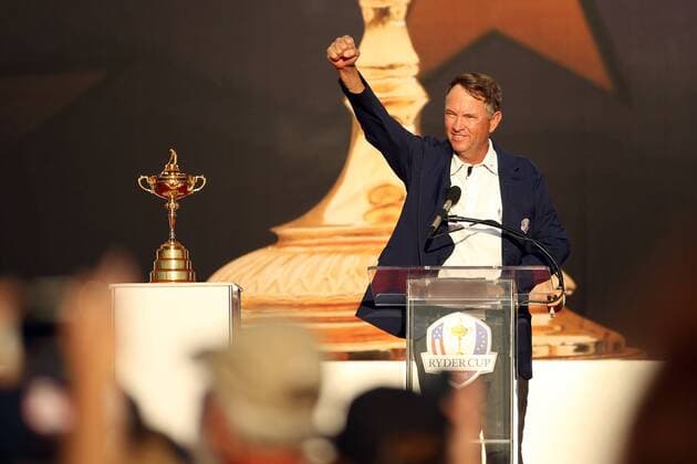 Bilder des Tages - SPORT GOLF - Ryder Cup 2016 CHASKA,MINNESOTA,USA,02.OKT.16 - GOLF - Ryder Cup, Hazeltine National Golf Club, award ceremony. Image shows captain Davis Love III (USA). Keywords: trophy. GEPAxpictures xDanielxGoetzhaber