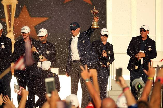 GOLF - Ryder Cup 2016 CHASKA,MINNESOTA,USA,02.OKT.16 - GOLF - Ryder Cup, Hazeltine National Golf Club, award ceremony. Image shows captain Davis Love III, Zach Johnson and Phil Mickelson (USA). Keywords: trophy. GEPAxpictures xDanielxGoetzhaber