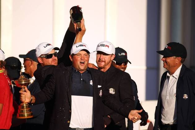 Golf, Ryder Cup 2016 in Chaska GOLF - Ryder Cup 2016 CHASKA,MINNESOTA,USA,02.OKT.16 - GOLF - Ryder Cup, Hazeltine National Golf Club, award ceremony. Image shows J.B. Holmes, Patrick Reed, Jimmy Walker and captain Davis Love III (USA). Keywords: trophy. GEPAxpictures xDanielxGoetzhaber