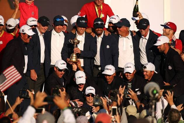 GOLF - Ryder Cup 2016 CHASKA,MINNESOTA,USA,02.OKT.16 - GOLF - Ryder Cup, Hazeltine National Golf Club, award ceremony. Image shows the team USA. Keywords: trophy. GEPAxpictures xDanielxGoetzhaber