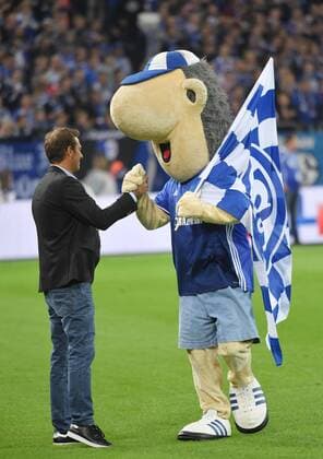 Fußball, FC Schalke 04 - Borussia Mönchengladbach 02.10.2016, Fussball GER, 1. Bundesliga Saison 2016 2017, 6. Spieltag, FC Schalke 04 - Borussia Moenchengladbach 4:0, Schalke Maskottchen Erwin mit Trainer Markus Weinzierl (FC Schalke 04)