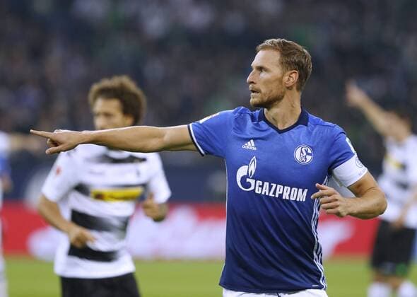 HOEWEDES Benedikt Kapitaen Team FC Schalke 04 DFL Fussball Bundesliga Saison 2016-2017 Spiel FC Schalke 04 - Borussia Moenchengladbach 4 : 0 am 02. Oktober 2016 in Gelsenkirchen 